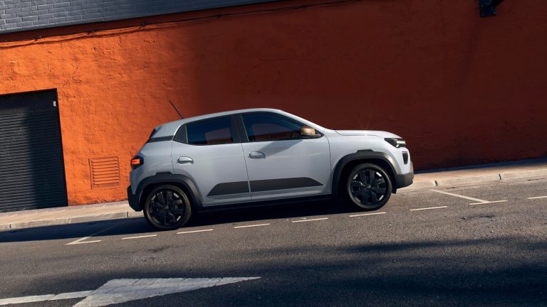 Primer coche post-universidad con sueldo junior: cómo elegir un SUV eléctrico pequeño sin arruinarte en la fin