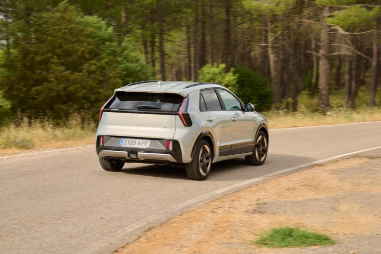 Pareja joven en piso de alquiler sin garaje: cómo elegir un SUV eléctrico urbano que aguante la semana