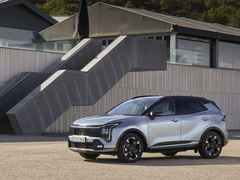 Kia Sportage vs Hyundai Tucson: qué SUV familiar híbrido lleva la tecnología más útil por el mismo precio Kia Sportage vs Hyundai Tucson: qué SUV familiar híbrido lleva la tecnología más útil por el mismo precio