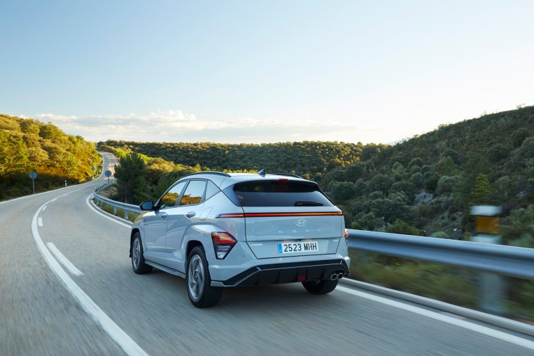 Jubilado con escapadas mensuales y ciudad diaria: qué compacto eléctrico ofrece más comodidad de acceso y visi