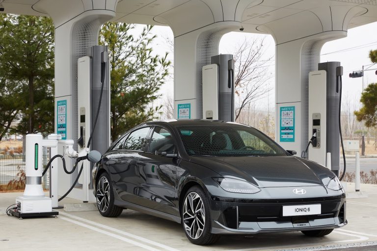 Comercial de zona con 35.000 km/año y carga en hotel: cómo elegir un compacto eléctrico que aguante rutas sema