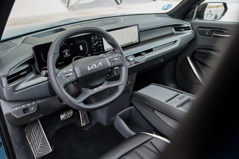 Kia EV9 vs Hyundai IONIQ 9: dos SUV eléctricos familiares grandes del mismo grupo comparados por diseño y habi