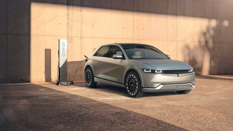 Pareja prejubilada con caravana ligera y escapadas de fin de semana: cómo elegir un compacto eléctrico que tire sin arruinarte la autonomía Pareja prejubilada con caravana ligera y escapadas de fin de semana: cómo elegir un compacto eléctrico que tir