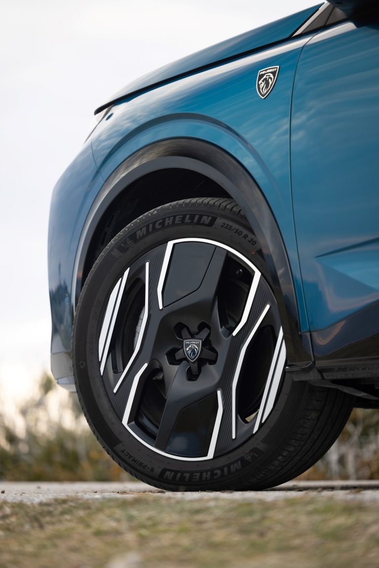 Peugeot 3008 Hybrid vs Toyota RAV4 Plug-in: dos SUV-C PHEV generalistas frente a frente por coste real de uso