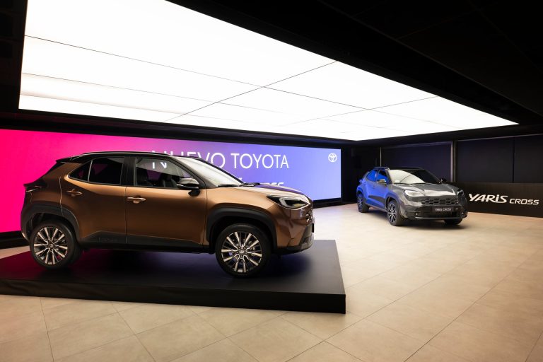 Toyota Yaris vs Peugeot 208: dos utilitarios de referencia por debajo de 25.000 euros comparados para uso urba