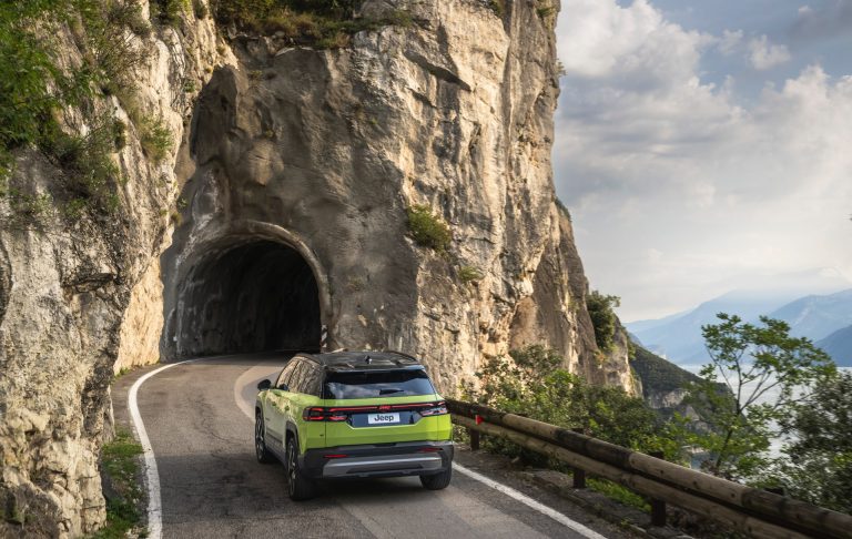 Jeep Compass 4xe vs Peugeot 3008 Hybrid: dos SUV-C PHEV generalistas frente a frente por confort y uso diario familiar Jeep Compass 4xe vs Peugeot 3008 Hybrid: dos SUV-C PHEV generalistas frente a frente por confort y uso diario